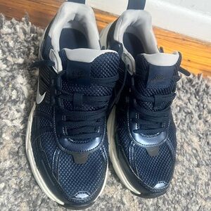 Nike Mens Navy and White Athletic Sneakers size 6